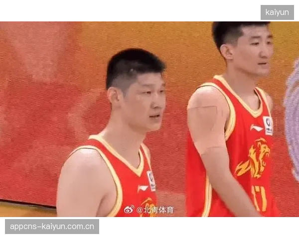 孙铭徽在半决赛火线复出,用高效的外线投射表现帮助卫冕冠军广厦淘汰深圳队。 孙铭徽在半决赛火线复出,用高效的外线投射表现帮助卫冕冠军广厦淘汰深圳队。